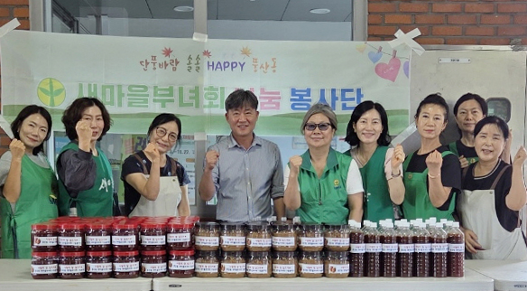 풍산동 새마을부녀회가 취약계층 가구를 찾아 직접 담근 전통장을 전달하며 이웃사랑을 실천했다.
