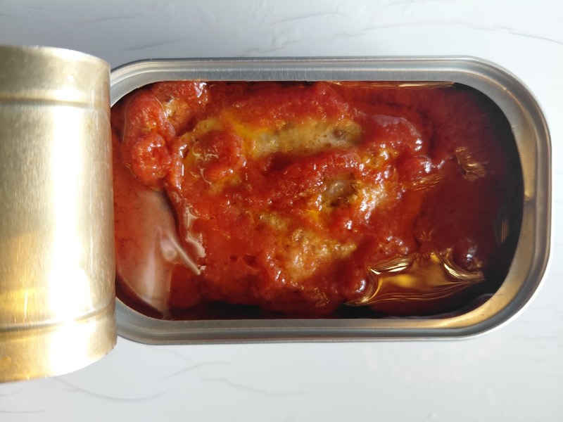 노르웨이 고등어에 토마토 케첩으로 버무린 통조림,  ‘토마토소스 통조림 고등어(Makrell i tomat)’ 내용물 사진 - 노르웨이 국민 간식 토마토 케첩 통조림에 고등어 양을 줄인다는 발표 후 소비자들의 의견이 분분하다. 이철규 북유럽특파원