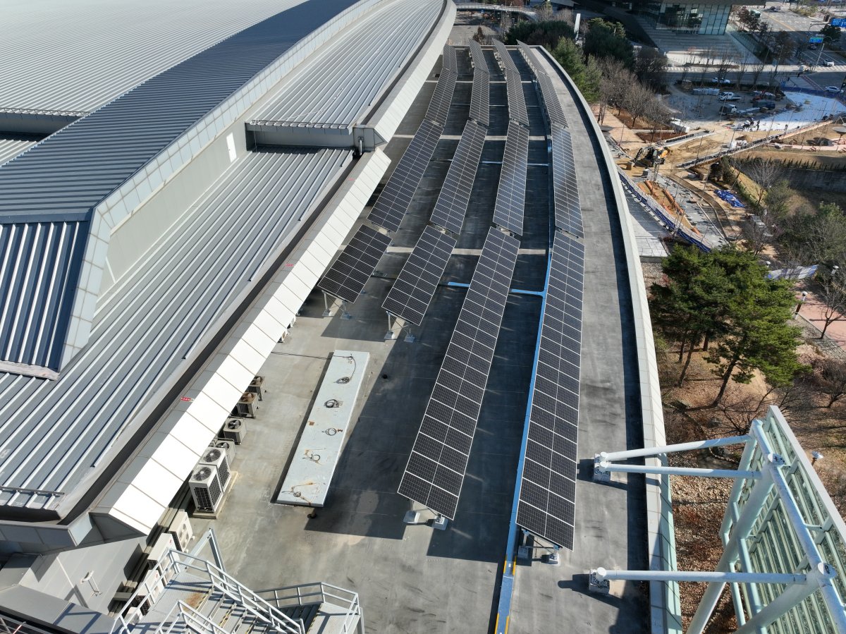킨텍스 제1전시장 지붕 태양광 발전시설. 262.2kW 규모로 2025년에 설치 완료된 공공 태양광 발전설비다. 고양시 제공