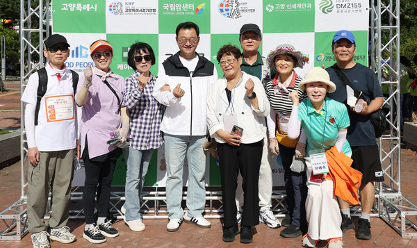 민경선 시장, 한광순 고양특례시걷기연맹 회장과 임원진이 안전 걷기를 위해 파이팅을 외치고 있다.