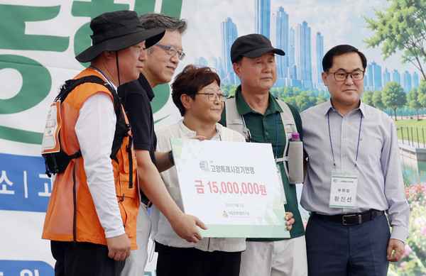 고양특례시걷기연맹이 수익금 1500만원을 양한광 국립암센터 병원장에게 전달하고 있다.