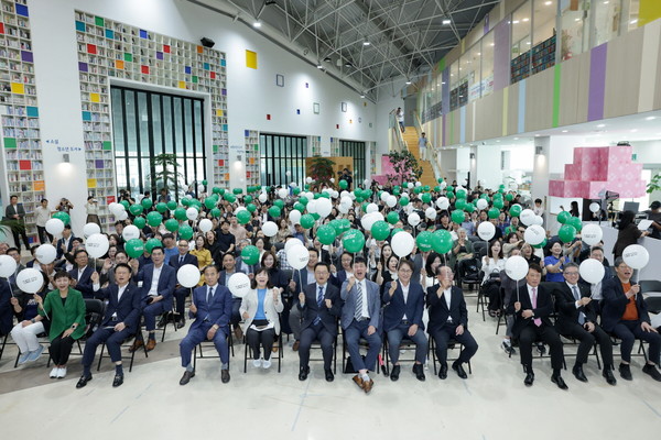 7일 일산호수공원 내 고양꽃전시관에서 열린 'UN 글로벌 AI 허브 유치 고양 범시민추진위원회' 발대식에서 참가자들이 유치 염원을 담은 풍선을 흔들고 있다. 고양시 제공