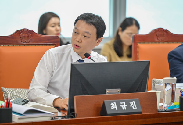 7일 열린 경기도의회 제393회 임시회 제2차 회의에서 최규진 의원(더불어민주당, 고양4)이 DMZ국제다큐멘터리영화제 예산 감액과 관련해 집행부의 절차적 문제를 질타하고 있다. 경기도의회 제공