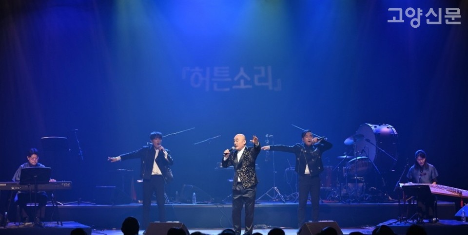 김주홍과 노름마치가  지난 5일 고양아람누리 새라새극장에서 ‘허튼소리’ 무대를 선보이고 있다.