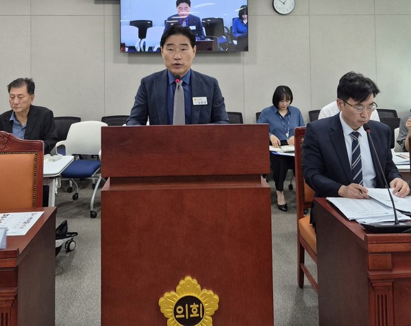 8일 열린 제393회 임시회 제2차 미래과학협력위원회에서 「유엔 글로벌 AI 허브 경기도 유치 촉구 건의안」에 대해 제안설명을 하고 있는 김운남 의원. 경기도의회 제공