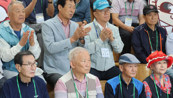 장순복 조합장(위 오른쪽 두번째)과 조합원들이 체험행사에서 박수를 치고 있다.