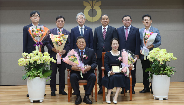 선학경·채미경 부부(사진 아래)가 지역농업 발전에 기여한 공로를 인정받아 새농민상을 수상했다.