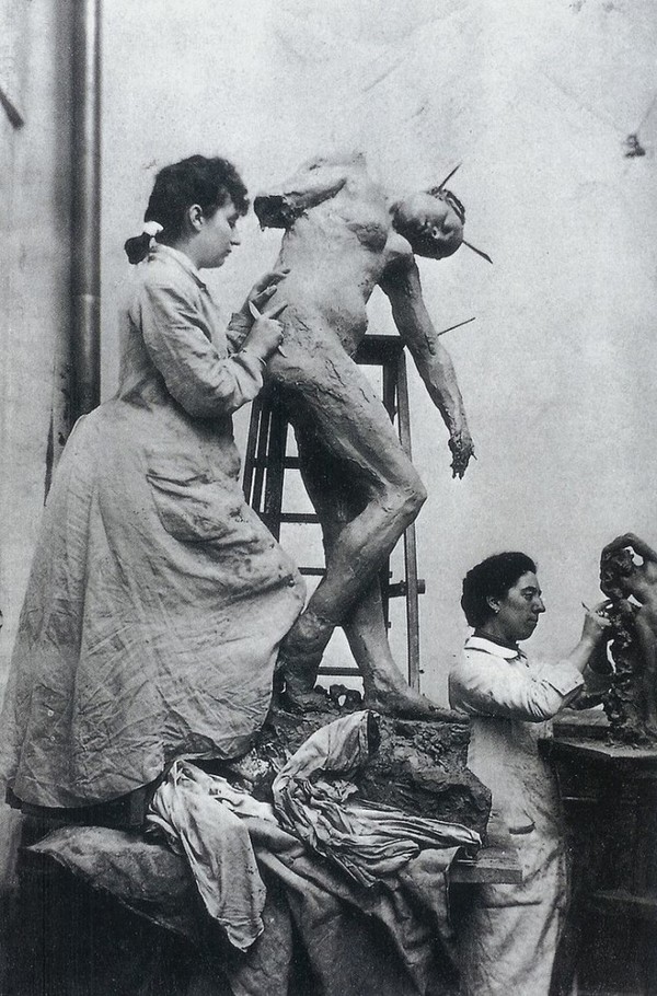 로댕 작업실에서의 까미유 클로델. 1886~1887년경