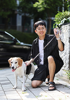 최명은 작가와 그의 반려견 럭비.