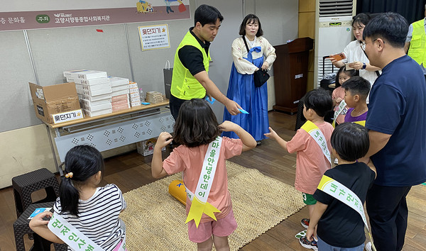 추석맞이 오락마당이 열리고 있다.