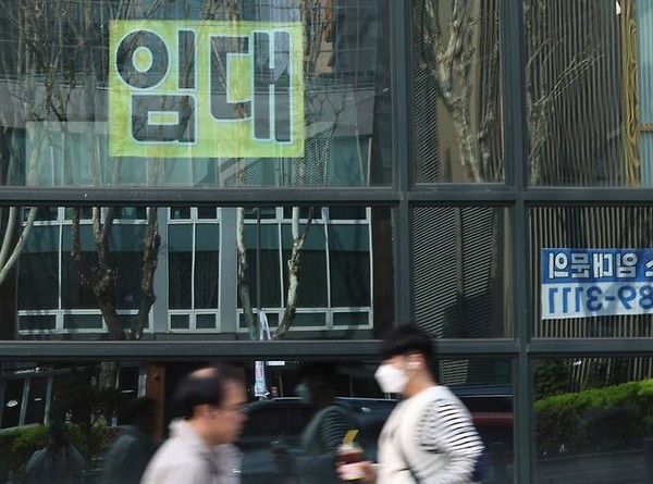 수도권 지역 지식산업센터 외벽에 임대 문의 현수막이 걸려 있다. 연합뉴스.