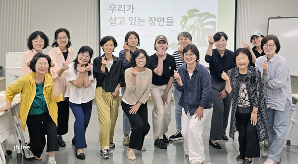  ‘우리가 살고 있는 장면들’ 참여 작가들이 한데 모였다.