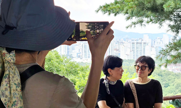 참여자들에게는 모든 것이 놓칠 수 없는 순간이었다. 이쁜 미소와 대화까지도.