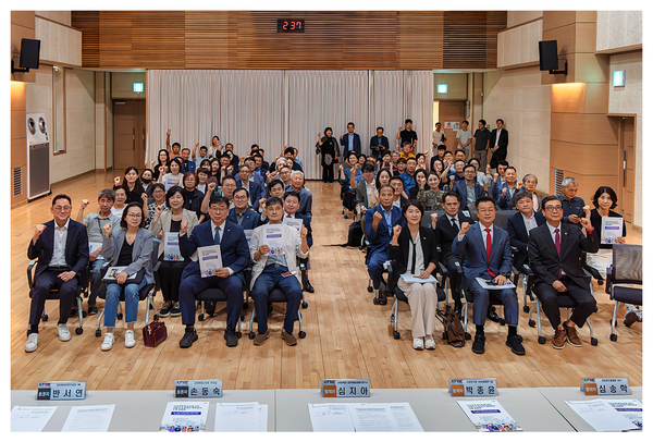 지역경제 활성화를 위한 고양시 소상공인 네트워크 구축 토론회 참석자들이 기념촬영을 하고 있다.