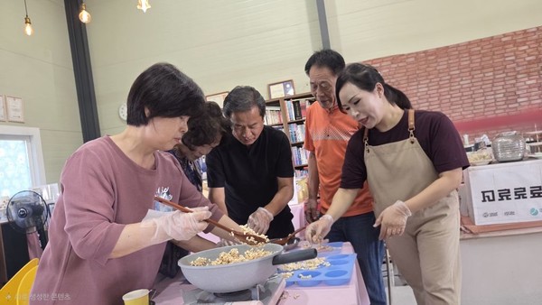 강사 지도 아래 강정만들기를 하고 있는 모습