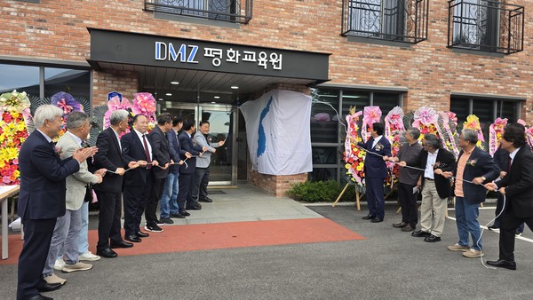 지난 10일 오후 파주에서 문을 연 조선우표박물관에서 안재영 관장(오른쪽)이 방문객들에게 조선우표에 대해 설명하고 있다.
