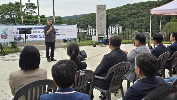 지난 10일 오후 파주에서 문을 연 조선우표박물관에서 안재영 관장(오른쪽)이 방문객들에게 조선우표에 대해 설명하고 있다.