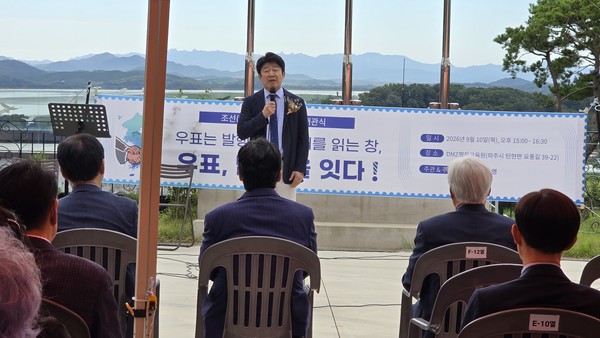 지난 10일 오후 파주에서 문을 연 조선우표박물관에서 안재영 관장(오른쪽)이 방문객들에게 조선우표에 대해 설명하고 있다.