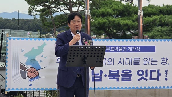 지난 10일 오후 파주에서 문을 연 조선우표박물관에서 안재영 관장(오른쪽)이 방문객들에게 조선우표에 대해 설명하고 있다.
