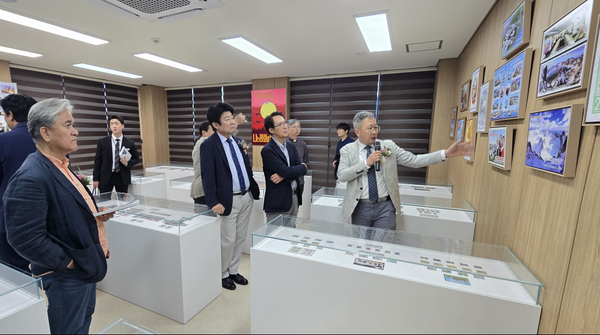 지난 10일 오후 파주에서 문을 연 조선우표박물관에서 안재영 관장(오른쪽)이 방문객들에게 조선우표에 대해 설명하고 있다.