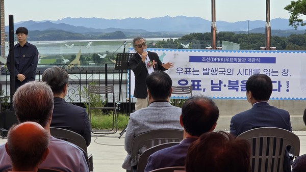 지난 10일 오후 파주에서 문을 연 조선우표박물관에서 안재영 관장(오른쪽)이 방문객들에게 조선우표에 대해 설명하고 있다.