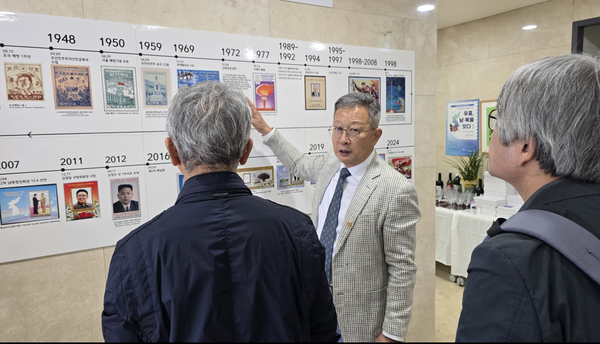 지난 10일 오후 파주에서 문을 연 조선우표박물관에서 안재영 관장(가운데)이 방문객들에게 조선우표의 역사에 대해 설명하고 있다.