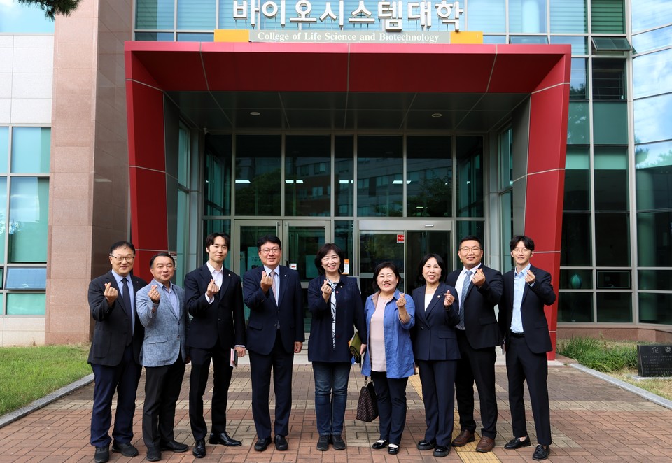 동국대학교 바이오시스템대학 건물 앞에 모인 동국대 관계자들과 고양시의회 환경경제위원회 의원들이 간담회를 마친 뒤 지산학 상생 발전을 다짐하며 기념 촬영을 하고 있다.