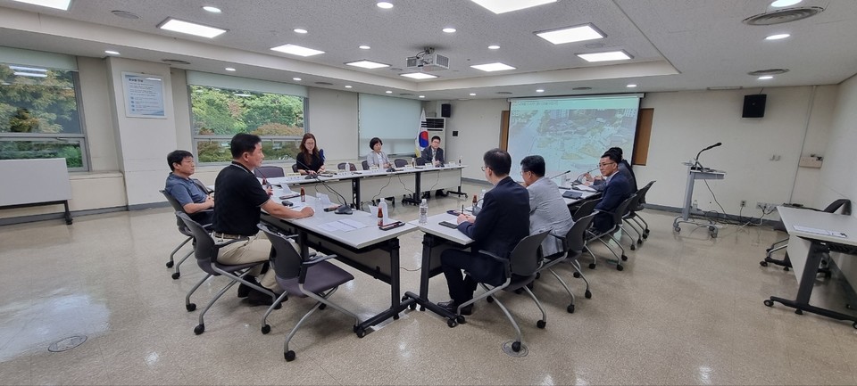 지난 11일 이재복 일산동구청장과 이성한 도의원, 손동숙·장윤정 시의원, 이기헌 국회의원실 김서현 사무국장, 킨텍스 원시티 입대의 회장단(전동규·최종오) 등이 참석한 간담회에서 승강기 설치 지연을 두고 SG레일 측에 질타가 이어졌다.