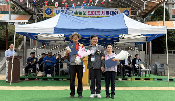 이홍순 총동문회장(가운데)이 동문회원들에게 표창장을 전달하고 있다.