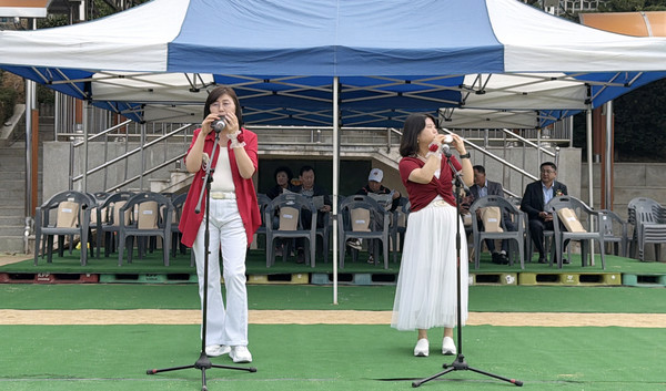 19회 동문인 봉지숙 박선화 동문이 축하공연을 하고 있다.