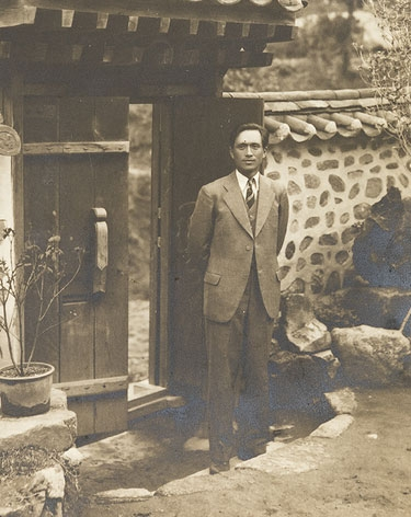 서울 성북동 자택 수연산방 앞에서 찍은 1940년대 초 상허 이태준의 모습. 수연산방은 현재 전통찻집으로 운영되고 있다. 열화당 제공