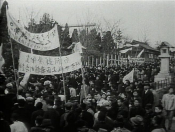서울 성북동 자택 수연산방 앞에서 찍은 1940년대 초 상허 이태준의 모습. 수연산방은 현재 전통찻집으로 운영되고 있다. 열화당 제공