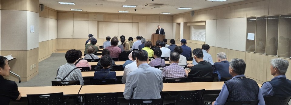 지난 10일 현장 실측을 마친 식사동 주민들이 인근 회의실에 모인 가운데, 신영과 스마일게이트 관계자가 데이터센터 운영 계획과 현안에 대해 설명하고 있다.