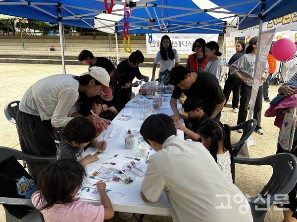 행사장 내에 마련된 장애인 인식개선 부스에서 참가자들이 머그컵 그림 그리기 활동에 참여하고 있다.