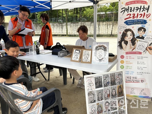 한 전문가가 참가 어린이의 특징을 살려 캐리커처를 그려주고 있다.