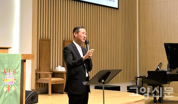 행사 사회를 맡은 유영종 목사가 단상에 올라 원주민 환영사를 전하고 있다.