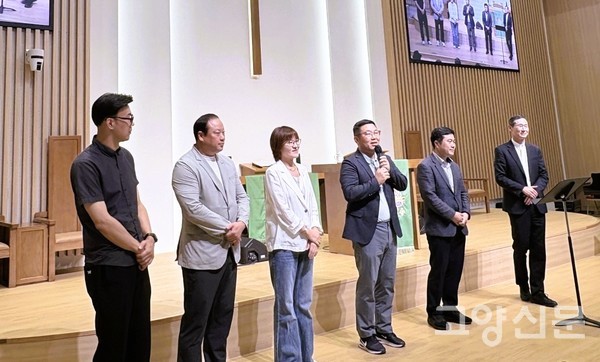 내빈으로 참석한 지역 정치인들이 원주민들에게 인사말을 전하고 있다.