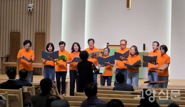 지축 지역 신규 입주민 등으로 구성된 남녀 혼성 합창단 '위스테이 합창단'이 축하 공연을 진행하고 있다.