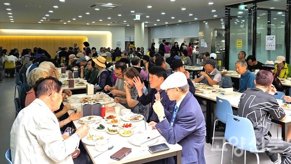 본 행사를 마친 후 원주민들이 1층 식당에 모여 식사를 함께하며 담소를 나누고 있다.