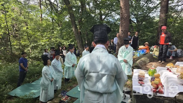 효자동 주민자치회 위원들과 지역 주민 40여 명이 제례를 지켜보고 있다.
