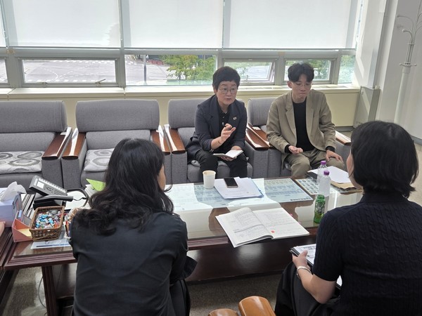 이윤승 경기도의원이 14일 일산동구청 의원실에서 고양교육지원청 관계자들과 다자녀 가구 자녀 우선배정 추진현황을 점검하고 있다. 오른쪽은 최성원 고양시의원. 경기도의회 제공