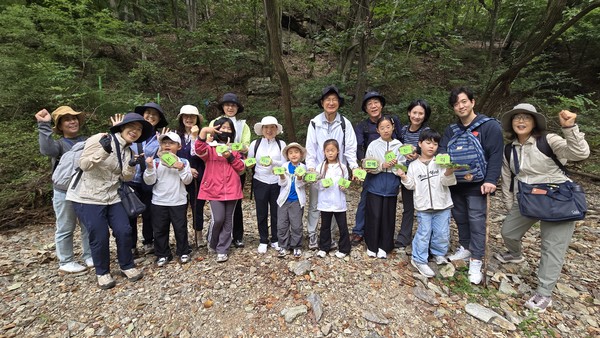 지난 12일 개명산에서 열린 ‘다정한 이웃과 함께하는 더 많은 자연활동’ 참가자들이 '도롱뇽이 사는 개명산, 더불어 함께 사는 우리’라는 글씨를 들고 있다.