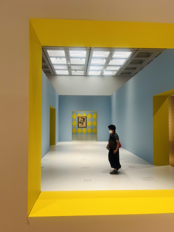 국립신미술관에서는 9월 21일까지 파리 국립 피카소 미술관과 협력한 대형 전시 ‘Picasso, through the Eyes of Paul Smith(폴 스미스의 시선으로 본 피카소)’가 열리고 있다