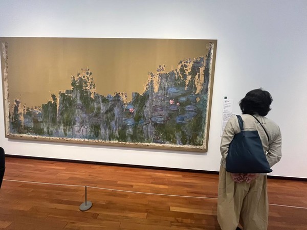국립서양미술관 모네의 1916년작 '수련, 버드나무의 반영'. 가로 2미터 크기의 이 대작은 제2차 세계대전 중 프랑스 시골에 피난을 갔다가 파손됐고, 전후 행방이 묘연했다가 2016년 루브르 미술관에서 기적적으로 발견돼 2017년 기증된 극적인 역사를 간직하고 있다.