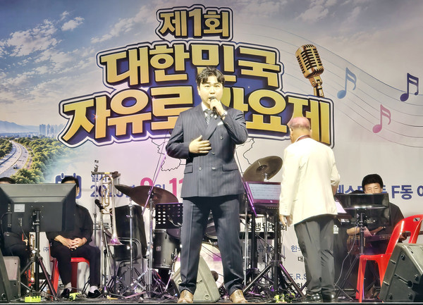 대상 수상자인 이형일씨가 가수 노들의 '나비꽃'을 부르고 있다.
