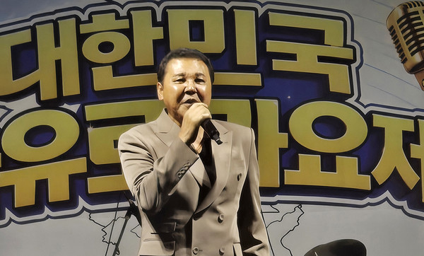  가수 박일준씨가 초대가수로 나와 열창하고 있다.