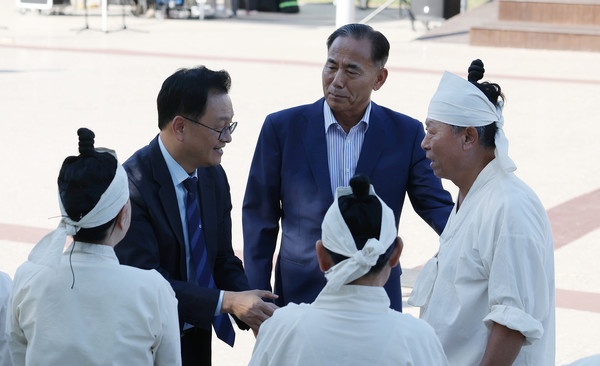 민경선 고양시장과 이봉운 고양문화원장, 안명회 고양들소리보존회장이 인사를 하며 이야기를 나누고 있다.(사진 왼쪽부터)