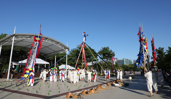  한국민속예술제 출정식에서 고양들소리회원들이 공연을 선보이고 있다.