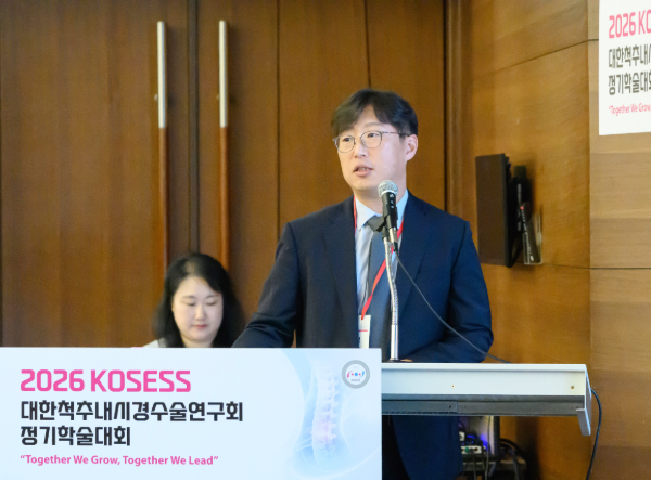 최경철 원장은 학술대회에서 좌장을 맡아 각 연자들의 임상 경험과 노하우가 원활하게 공유될 수 있도록 세션을 이끌었다. 사진=서울척탑병원