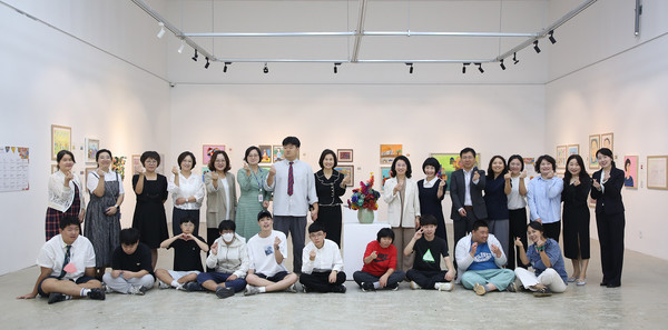 한국경진학교가 고양문화재단 갤러리누리에서 제3회 교외전시회 ‘그림 이야기, 꿈꾸는 세상’을 개막했다. 